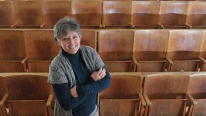 Prof. Dr Erika Kothe in the lecture hall.