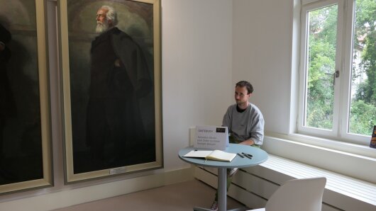 Milan Slat bei der Station Gästebuch