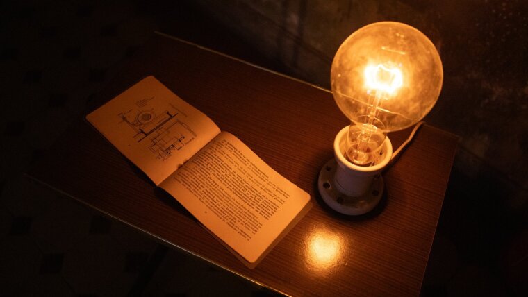 A lamp on a table in Trafo Jena.