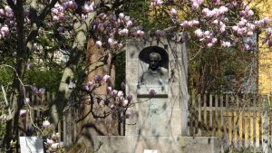 Foto der Schleidenbüste im Botanischen Garten der Universität Jena