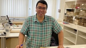 Prof. Dr. Ali Bagheri beim Arbeiten im Depot des Herbariums.
