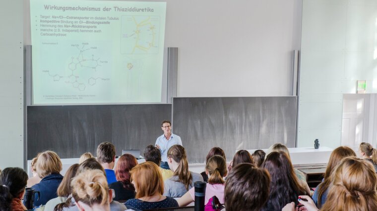 Vorlesung im Institut für Pharmazie