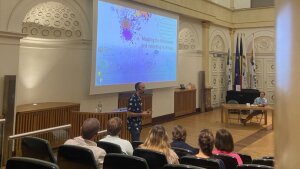 Bas Dutilh during his speech in the lecture hall