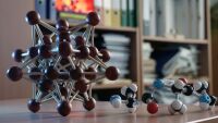 Stilisierte Kugelmodelle von Molekülen